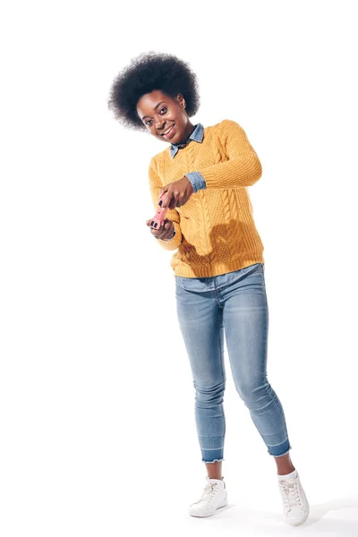 Feliz Mulher Afro Americana Jogando Videogame Com Joystick Isolado Branco — Fotografia de Stock