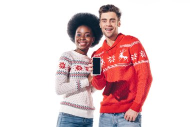 Beyaz ekranlı akıllı telefon gösteren ırklar arası bir çift.