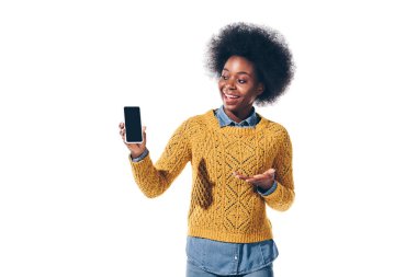 Mutlu Afro-Amerikan kızı akıllı telefonu beyaz ekran ile sunuyor.