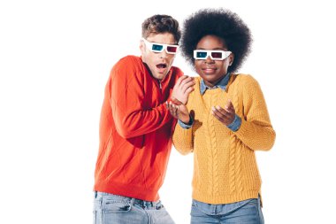 Üç boyutlu gözlüklü ürkek, beyaz gözlüklü çift. 