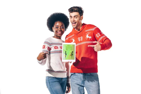 Jeune Couple Interracial Pointant Vers Tablette Numérique Avec Application Shopping — Photo