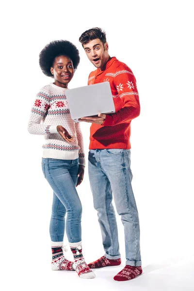 Shocked Multicultural Couple Sweaters Using Laptop Isolated White — Stock Photo, Image