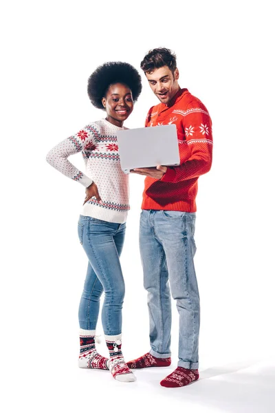 Beautiful Multicultural Couple Sweaters Using Laptop Isolated White — Stock Photo, Image