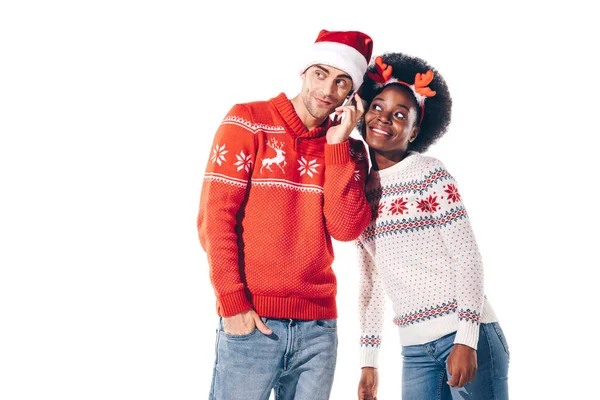 Gelukkig Interraciaal Paar Santa Hoed Herten Hoorns Praten Smartphone Geïsoleerd — Stockfoto