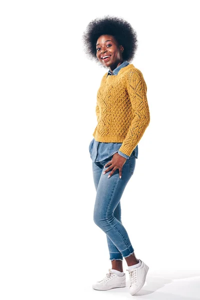 Vidám Afro Amerikai Lány Sárga Pulóverben Elszigetelt Fehér — Stock Fotó