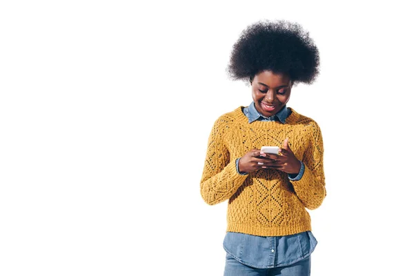 Усміхнена Афроамериканська Дівчина Використовує Смартфон Ізольована Білому — стокове фото