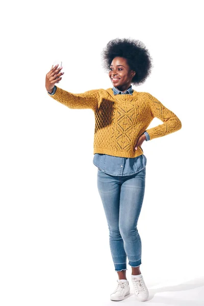 Sonriente Afroamericana Chica Tomando Selfie Smartphone Aislado Blanco — Foto de Stock