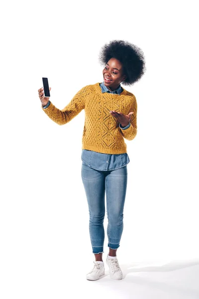 Menina Americana Africana Mostrando Smartphone Com Tela Branco Isolado Branco — Fotografia de Stock