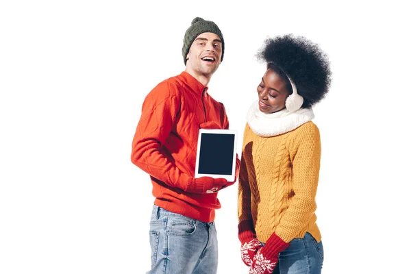 Międzyrasowa Para Wskazująca Cyfrowy Tablet Pustym Ekranem Odizolowana Białym — Zdjęcie stockowe