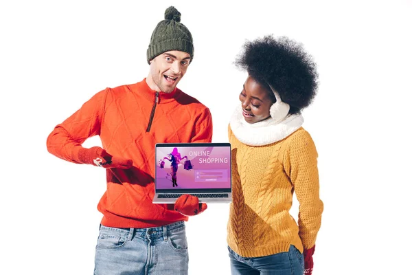 Multicultural Couple Winter Sweaters Gloves Hat Holding Laptop Online Shopping — Stock Photo, Image