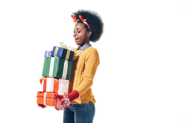 Χαρούμενη Αφροαμερικανή Κέρατα Ελαφιού Που Κρατάει Χριστουγεννιάτικα Δώρα Απομονωμένη Στα — Φωτογραφία Αρχείου
