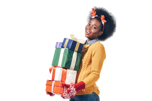 Χαρούμενη Αφροαμερικανή Χριστουγεννιάτικα Κέρατα Που Κρατάει Μια Στοίβα Από Δώρα — Φωτογραφία Αρχείου