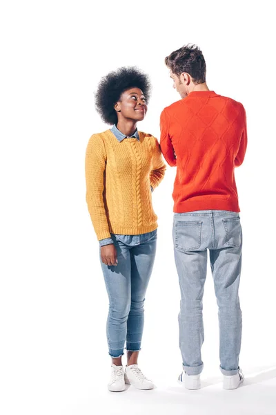 Casal Multiétnico Olhando Uns Para Outros Isolado Branco — Fotografia de Stock