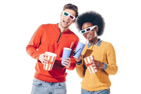 Feliz Casal Interracial Óculos Segurando Pipoca Refrigerante Isolado Branco — Fotografia de Stock