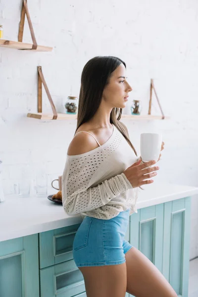 Hermosa Mujer Sosteniendo Taza Café Acogedora Cocina — Foto de Stock