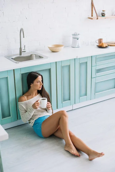 Young Woman Cup Coffee Sitting Floor Cozy Kitchen — Stock Photo, Image