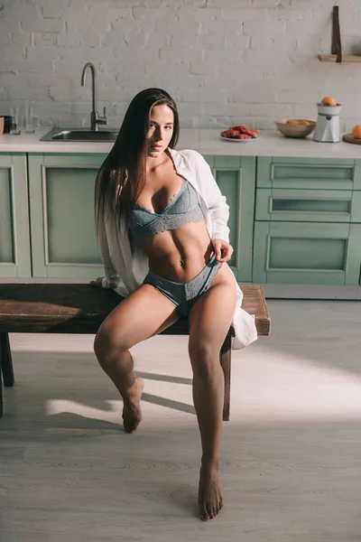 Frumoasă Femeie Sexy Care Pozează Lenjerie Albastră Cămașă Albă Bucătărie — Fotografie, imagine de stoc