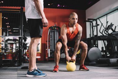 Afrika kökenli Amerikalı bir sporcunun ağırlık kaldırırken ki görüntüsü