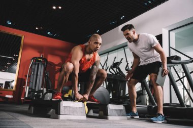 Afrikalı Amerikalı sporcuyu motive ederken heyecanlı antrenör bağırıyor.