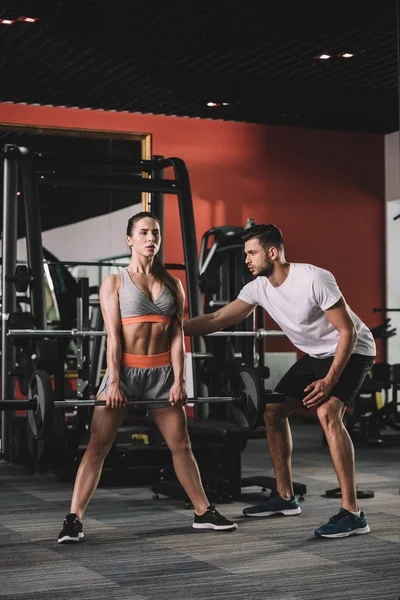 Bonito Treinador Apoio Atraente Desportista Levantar Barbell — Fotografia de Stock