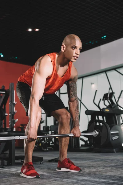 Apuesto Concentrado Afroamericano Deportista Levantando Barra Gimnasio — Foto de Stock