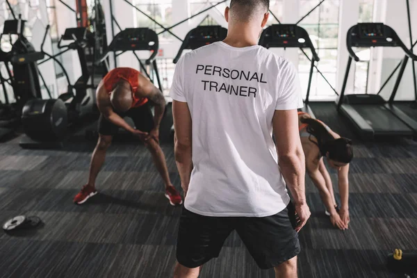 Visão Traseira Personal Trainer Supervisionando Atletas Multiculturais Que Alongam Ginásio — Fotografia de Stock