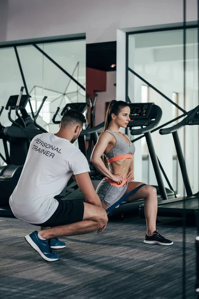 Personal Trainer Controlerend Jonge Sportvrouw Die Traint Met Weerstandsband — Stockfoto