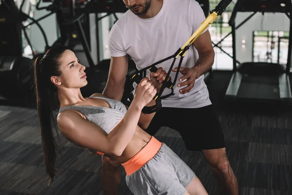 Vista Recortada Entrenador Apoyo Joven Deportista Tirando Hacia Arriba Entrenador — Foto de Stock