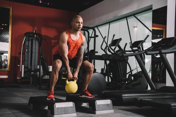 Joven Afroamericano Deportista Levantando Peso Gimnasio —  Fotos de Stock