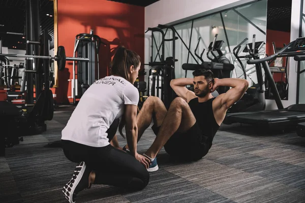 Joven Entrenador Instruyendo Apuesto Deportista Haciendo Flexiones — Foto de Stock