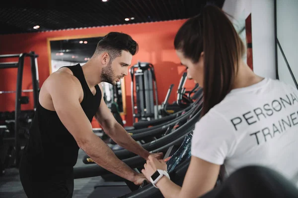 Foco Seletivo Personal Trainer Perto Esportista Correndo Esteira — Fotografia de Stock