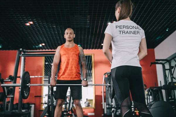 Achteraanzicht Van Personal Trainer Staan Buurt Van Afrikaanse Amerikaanse Atleet — Stockfoto