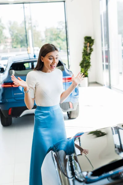 Selective Focus Young Excited Woman Gesturing While Looking Black Car — Stock Photo, Image