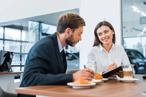 Selective Focus Attractive Car Dealer Holding Clipboard Man Tasty Croissants — Stock Photo, Image