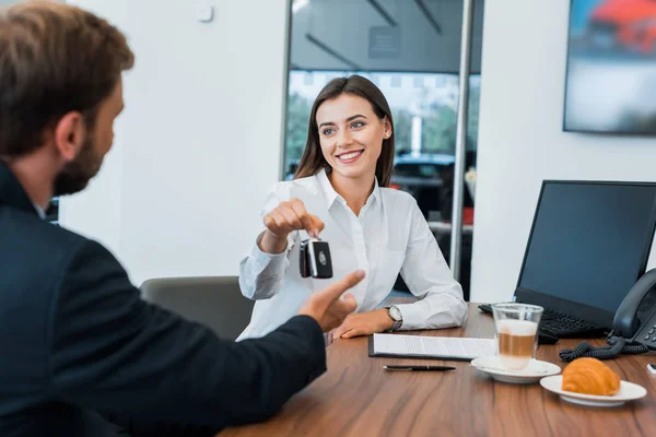 Selektivt Fokus Glada Bilhandlare Ger Bil Nyckel Till Människan — Stockfoto