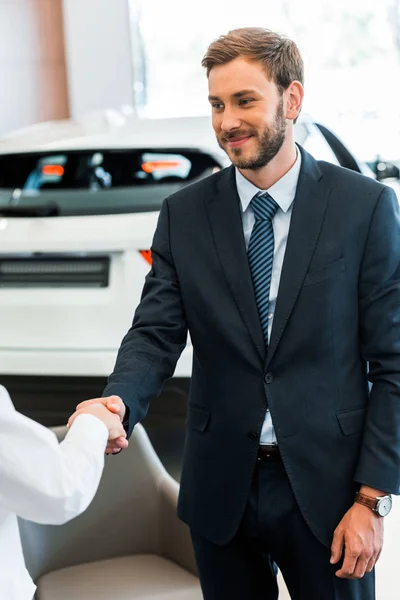 Cropped View Woman Shaking Hands Happy Car Dealer Car Showroom — Φωτογραφία Αρχείου