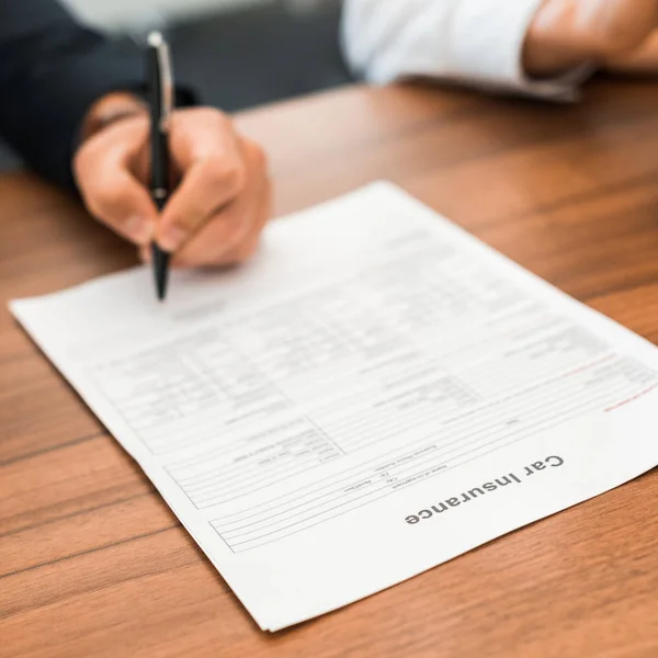 Vista Recortada Del Hombre Que Firma Contrato Seguro Coche — Foto de Stock