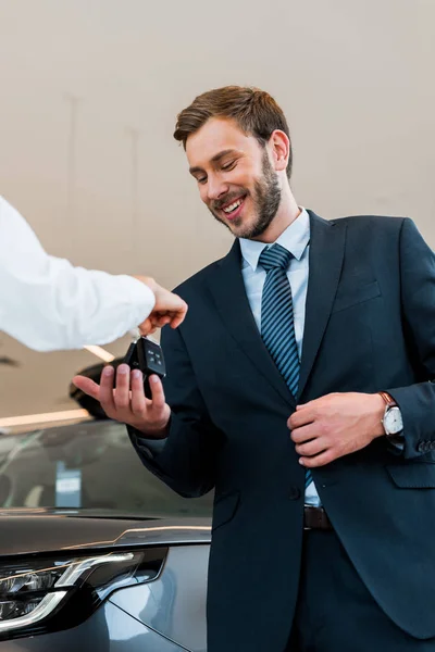 Vue Recadrée Femme Donnant Clé Voiture Homme Barbu Heureux — Photo