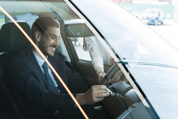 Vista Recortada Mujer Pie Cerca Hombre Feliz Coche — Foto de Stock