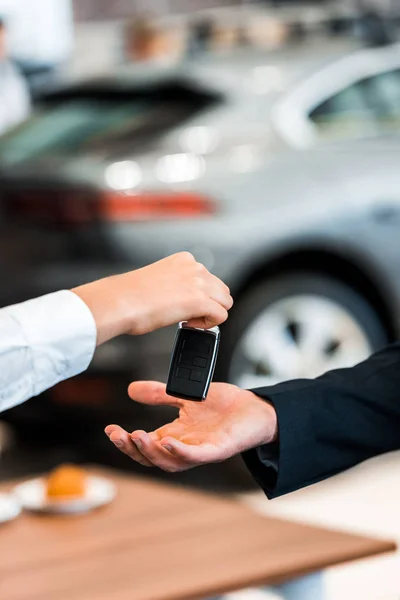 Corte Vista Mulher Dando Carro Chave Para Homem — Fotografia de Stock