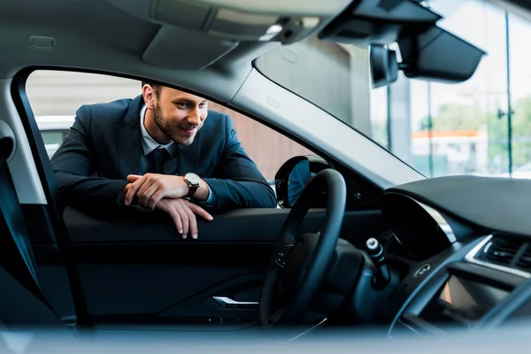 Messa Fuoco Selettiva Uomo Barbuto Allegro Guardando Auto Moderne — Foto Stock