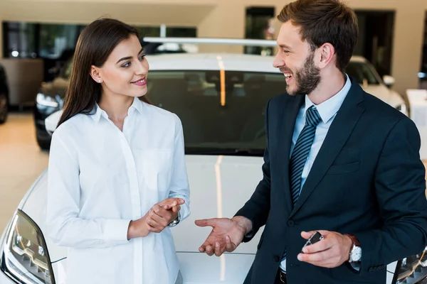 Hombre Barbudo Feliz Gesto Mientras Mira Mujer Atractiva — Foto de Stock