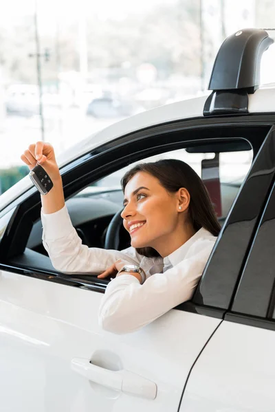 Pozytywna Młoda Kobieta Trzyma Samochód Klucz Siedząc Samochodzie — Zdjęcie stockowe