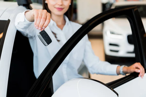 Bijgesneden Uitzicht Van Gelukkig Jong Vrouw Met Auto Sleutel — Stockfoto