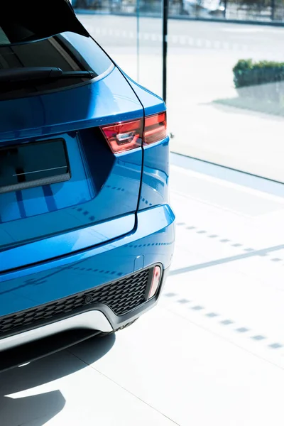 Синій Блискучий Автомобіль Автосалоні — стокове фото
