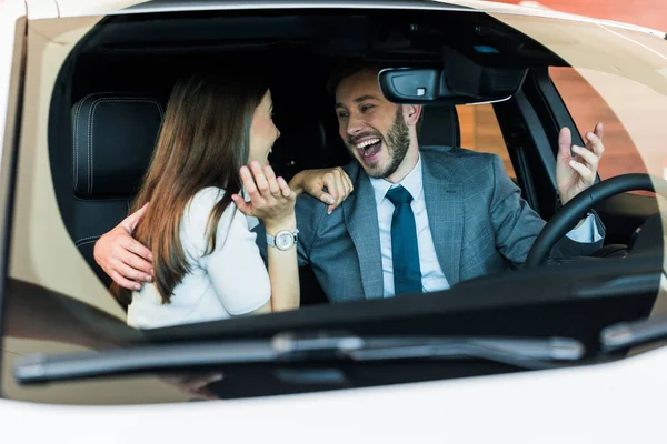 Szelektív Fókusz Izgatott Szakállas Férfi Nézi Nőt Gesztikulál Autóban — Stock Fotó