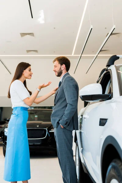 Vista Lateral Mujer Alegre Gesto Cerca Del Hombre — Foto de Stock