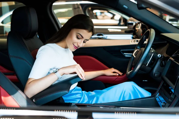 Pretty Woman Sitting New Modern Car — Stock Photo, Image