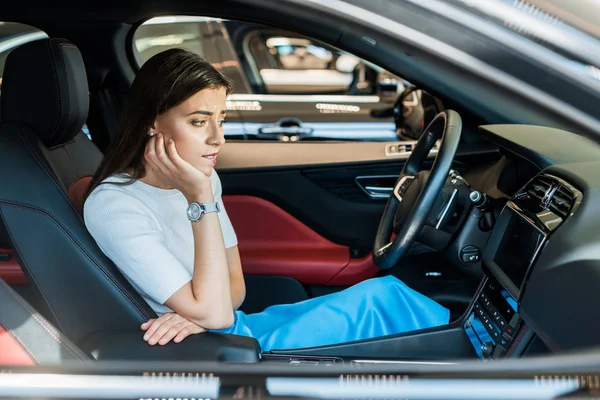 Mujer Preocupada Sentada Coche Moderno Nuevo — Foto de Stock