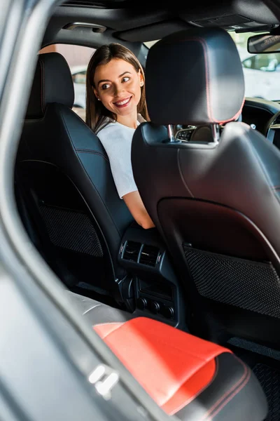 Επιλεκτική Εστίαση Του Χαμογελαστού Γυναίκα Κάθεται Στο Νέο Σύγχρονο Αυτοκίνητο — Φωτογραφία Αρχείου